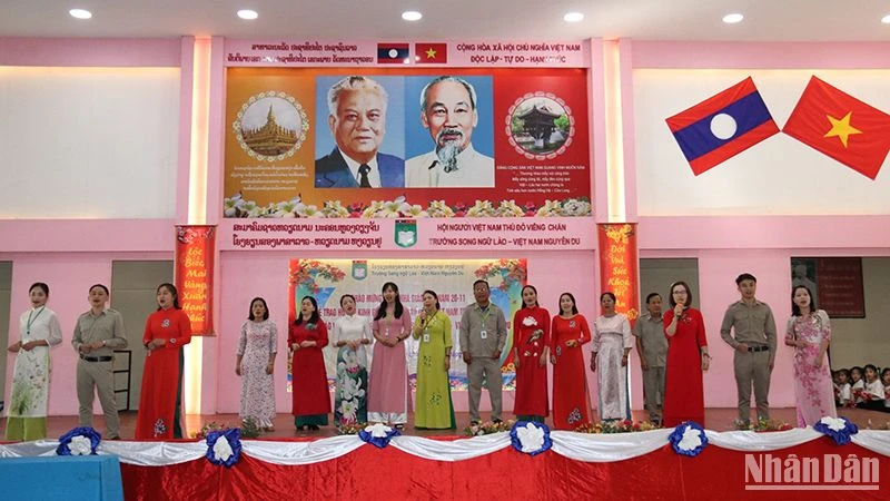 Kỷ niệm Ngày Nhà giáo Việt Nam tại Lào