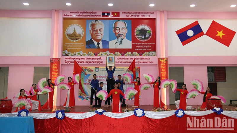 Kỷ niệm Ngày Nhà giáo Việt Nam tại Lào