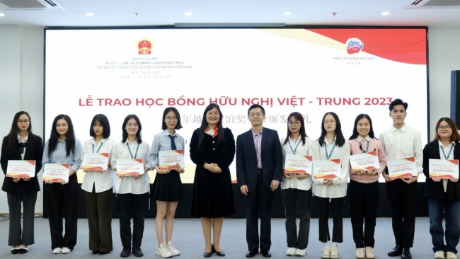 Trao học bổng hữu nghị Việt - Trung cho sinh viên ngoại giao