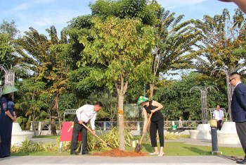Tổng Lãnh sự Canada tại TP Hồ Chí Minh tham gia trồng cây hữu nghị tại Cần Thơ