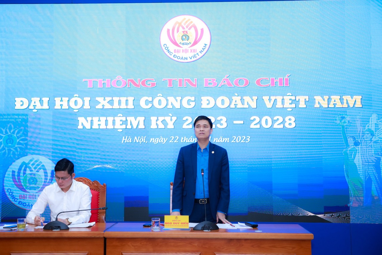 Ông Ngọ Duy Hiểu - Phó Chủ tịch Tổng LĐLĐ Việt Nam cung cấp thông tin tại cuộc họp (Ảnh: N.H)