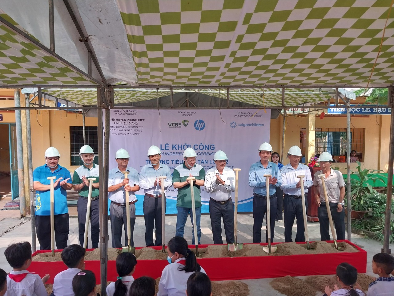 Lễ khởi công dự án xây dựng phòng học Trường Tiểu học Tân Long 2, huyện Phụng Hiệp.