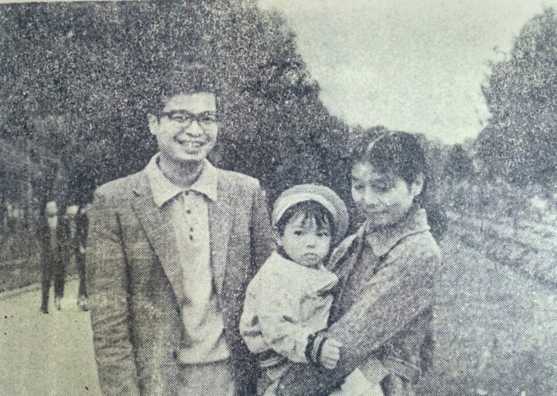 Nhà báo Takano cùng vợ và con gái. (Ảnh: ussh.vnu.edu.vn)