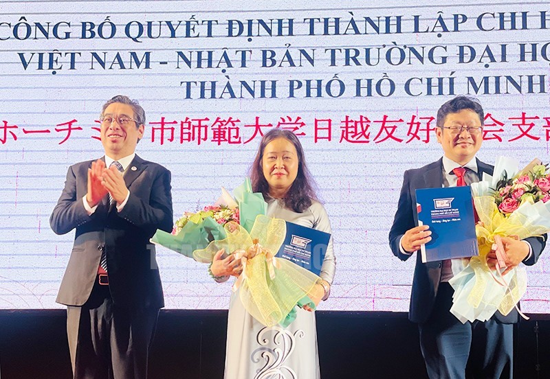 Chủ tịch Hội Hữu nghị Việt Nam – Nhật Bản TPHCM Nguyễn Phước Lộc trao quyết định và tặng hoa chúc mừng Chi Hội Hữu nghị Việt Nam - Nhật Bản Trường Đại học Sư phạm TPHCM