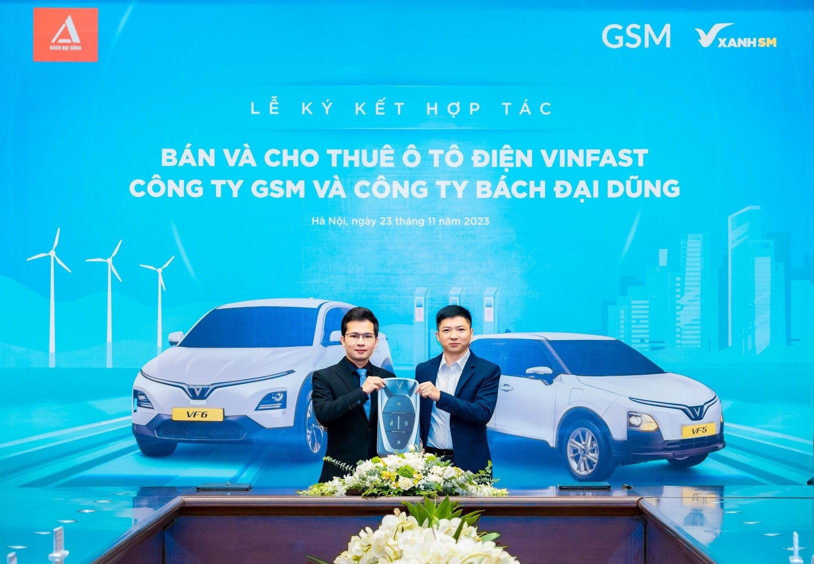 Ông Nguyễn Văn Thanh - Tổng Giám đốc Công ty GSM toàn cầu (trái) và ông Nguyễn Quốc Bách - Giám đốc Điều hành Công ty Bách Đại Dũng tại lễ ký kết.