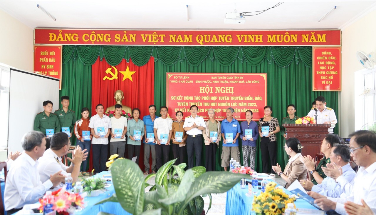 . Đại tá Nguyễn Hữu Minh, Phó Chính uỷ Vùng 4 Hải quân tặng quà cho những gia đình, cán bộ, chiến sĩ khó khăn trên địa bàn Huyện Bù Đốp.