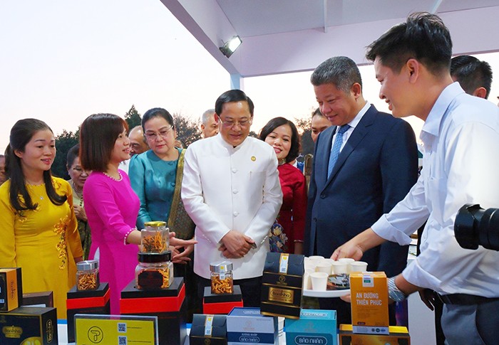 Thủ tướng Chính phủ nước CHDCND Lào Sonexay Siphandone thăm gian hàng Thủ đô Hà Nội tại sự kiện. (Ảnh: Hanoi.gov.vn)