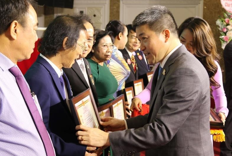 TS Phan Anh Sơn, Chủ tịch Liên hiệp các tổ chức hữu nghị Việt Nam tặng kỷ niệm chương cho các cá nhân Đồng Nai