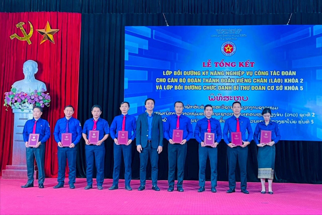 trao Chứng nhận lớp bồi dưỡng kĩ năng, nghiệp vụ công tác Đoàn cho cán bộ đoàn Thành đoàn Viêng Chăn (Lào).