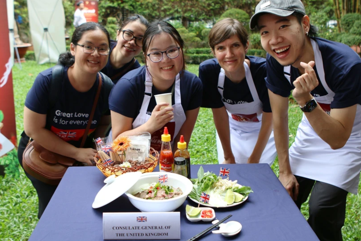 Cán bộ 11 Lãnh sự đoàn tại Thành phố Hồ Chí Minh vào bếp học nấu Phở