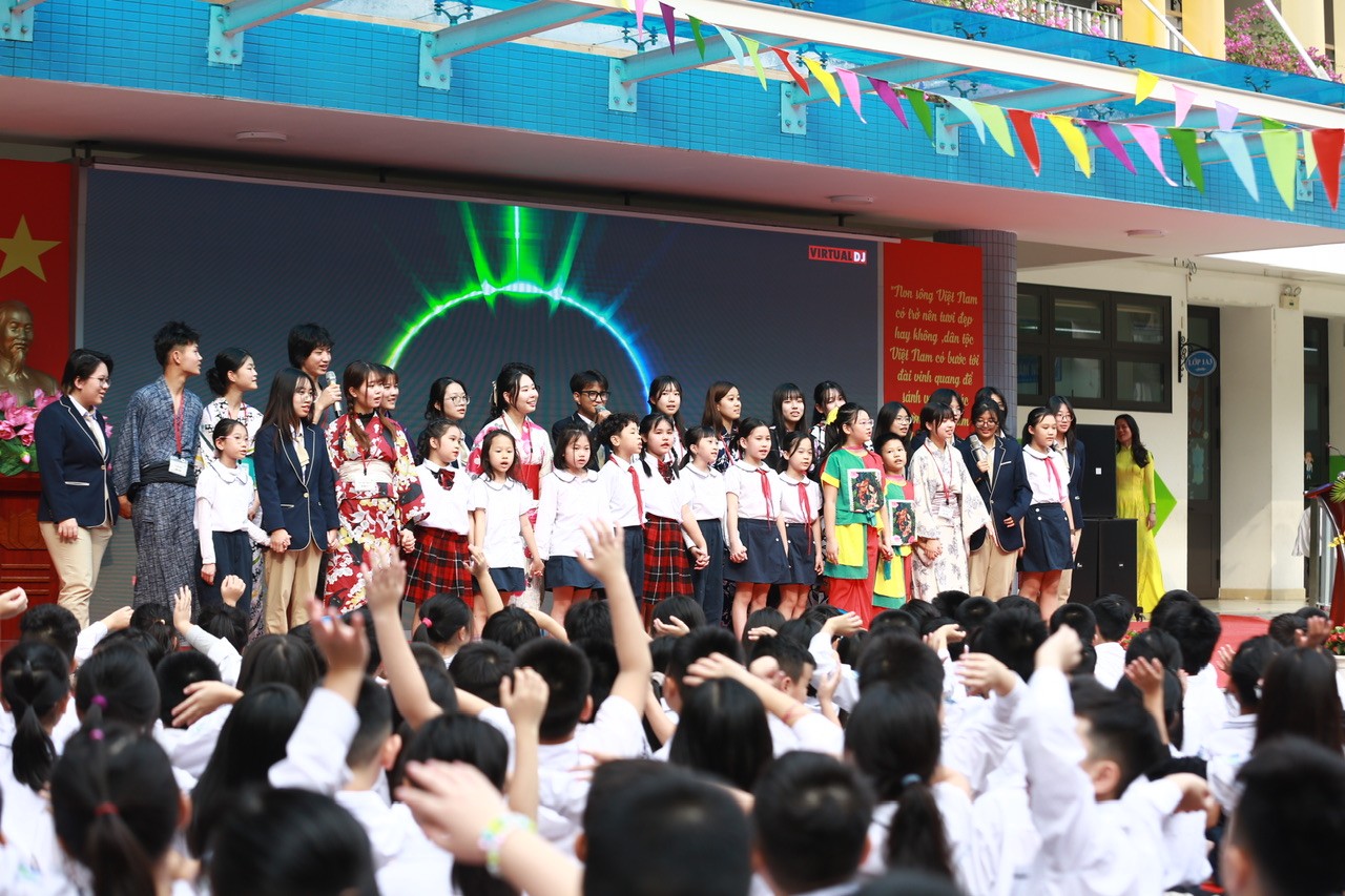 các bạn học sinh cùng hát ca khúc hữu nghị Nhật - Việt “Tomodachi - Tình bạn”