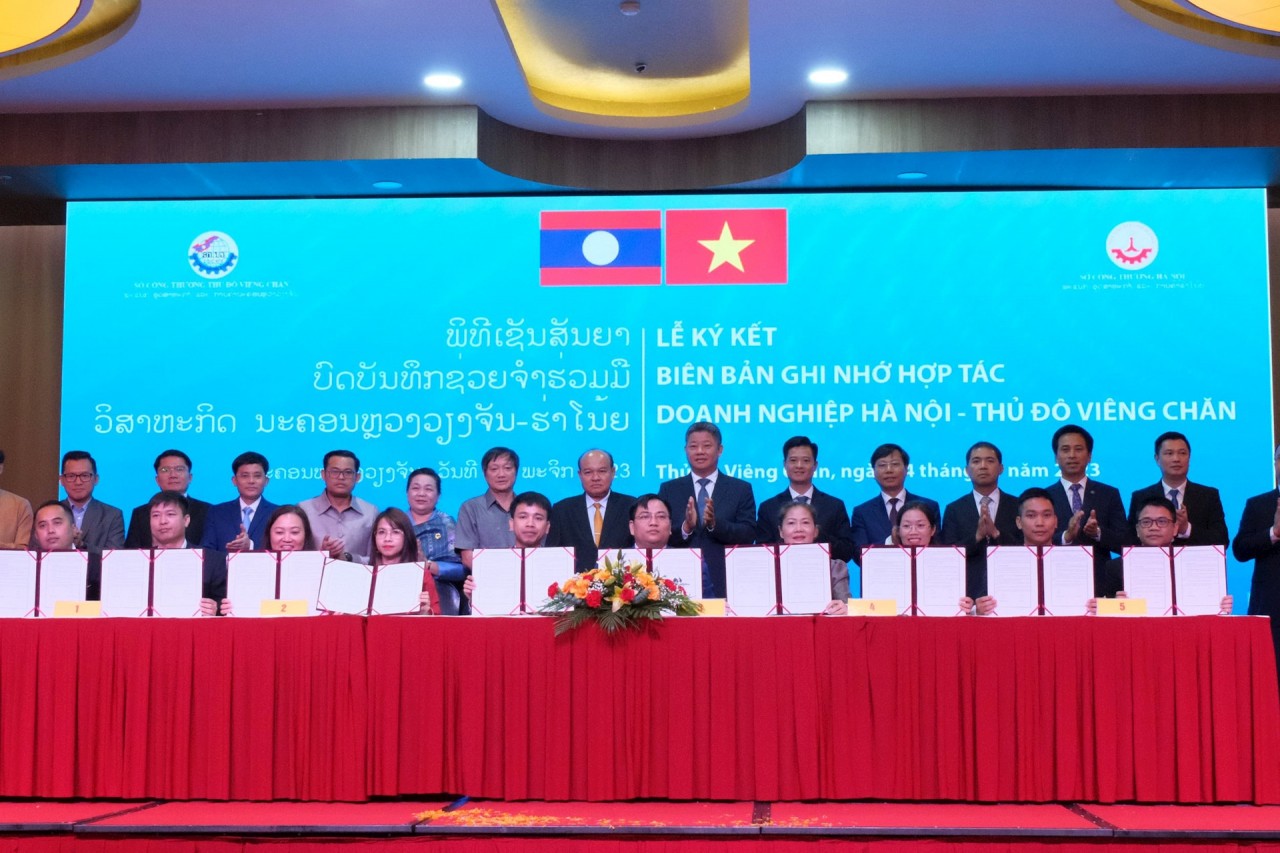 Lễ ký kết hợp tác giữa các doanh nghiệp Hà Nội và Lào.
