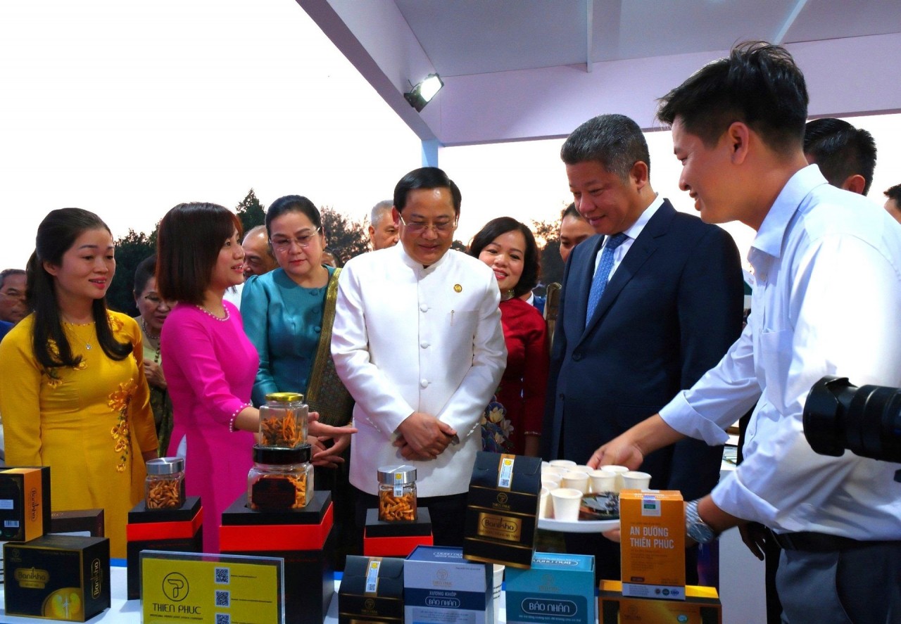 Thủ tướng Chính phủ nước CHDCND Lào Sonexay Siphandone thăm gian hàng Thủ đô Hà Nội tại sự kiện khai mạc chính thức Năm Du lịch Lào 2024