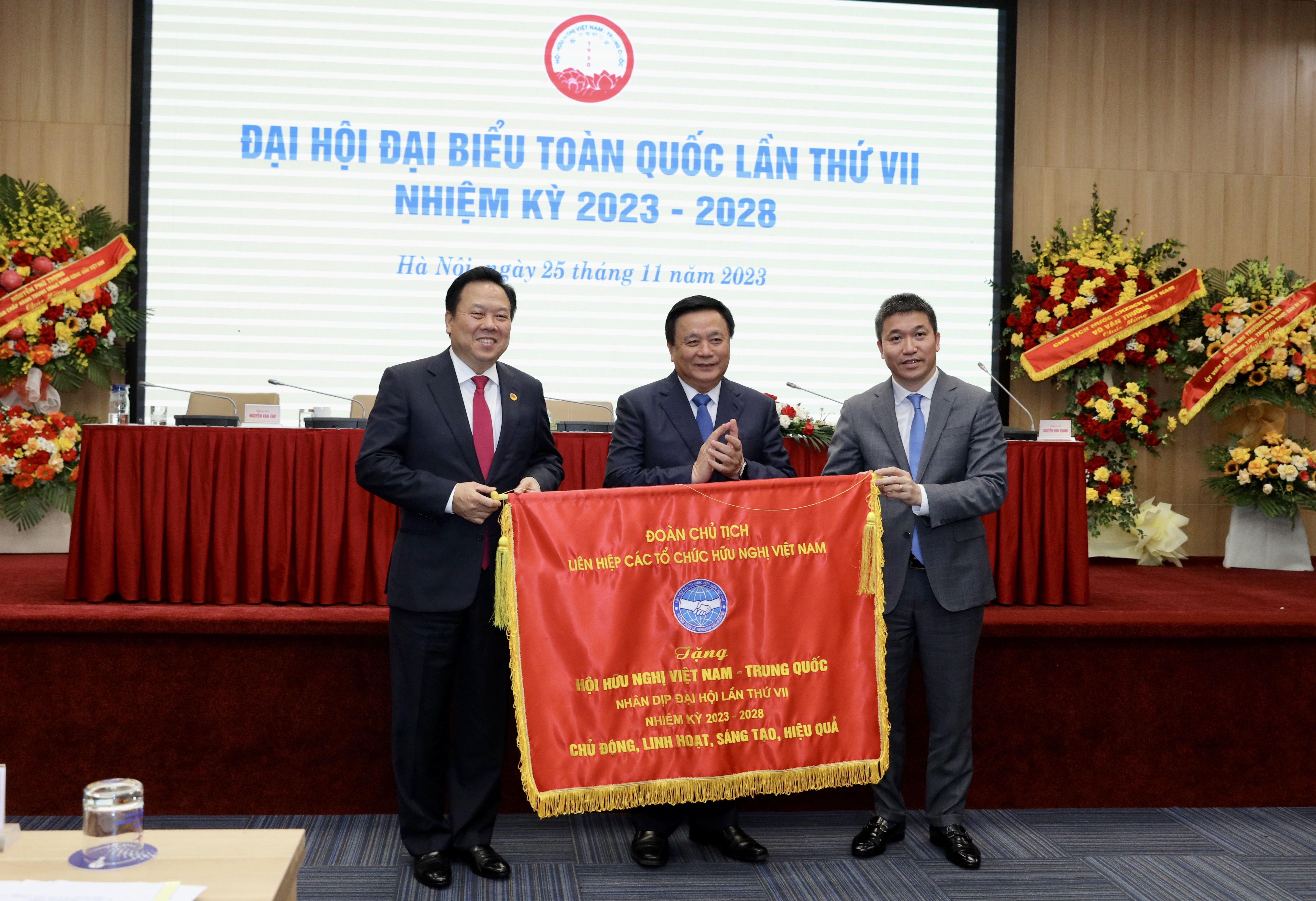 Chủ tịch Liên hiệp các tổ chức hữu nghị Việt Nam Phan Anh Sơn đã trao Cờ lưu niệm cho Hội hữu nghị Việt Nam - Trung Quốc