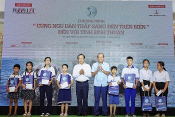 Chương trình “Cùng ngư dân thắp sáng đèn trên biển” đến với Bình Thuận