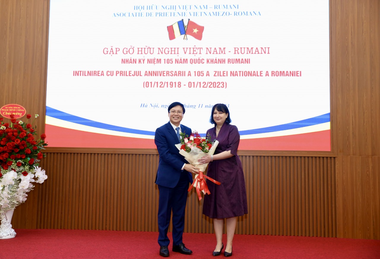 Ông Hồ Quang Lợi, Chủ tịch Hội hữu nghị Việt Nam – Rumani tặng hoa cho bà Cristina Romila, Đại sứ Rumani tại Việt Nam nhân dịp kỷ niệm 105 năm Quốc khánh Rumani. (Ảnh: Đinh Hòa)