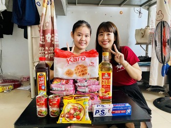 Zhi Shan Foundation thăm, tặng quà các em sinh viên nghèo vượt khó