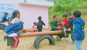 Trẻ em vùng biên giới Tây Giang có thêm không gian vui chơi