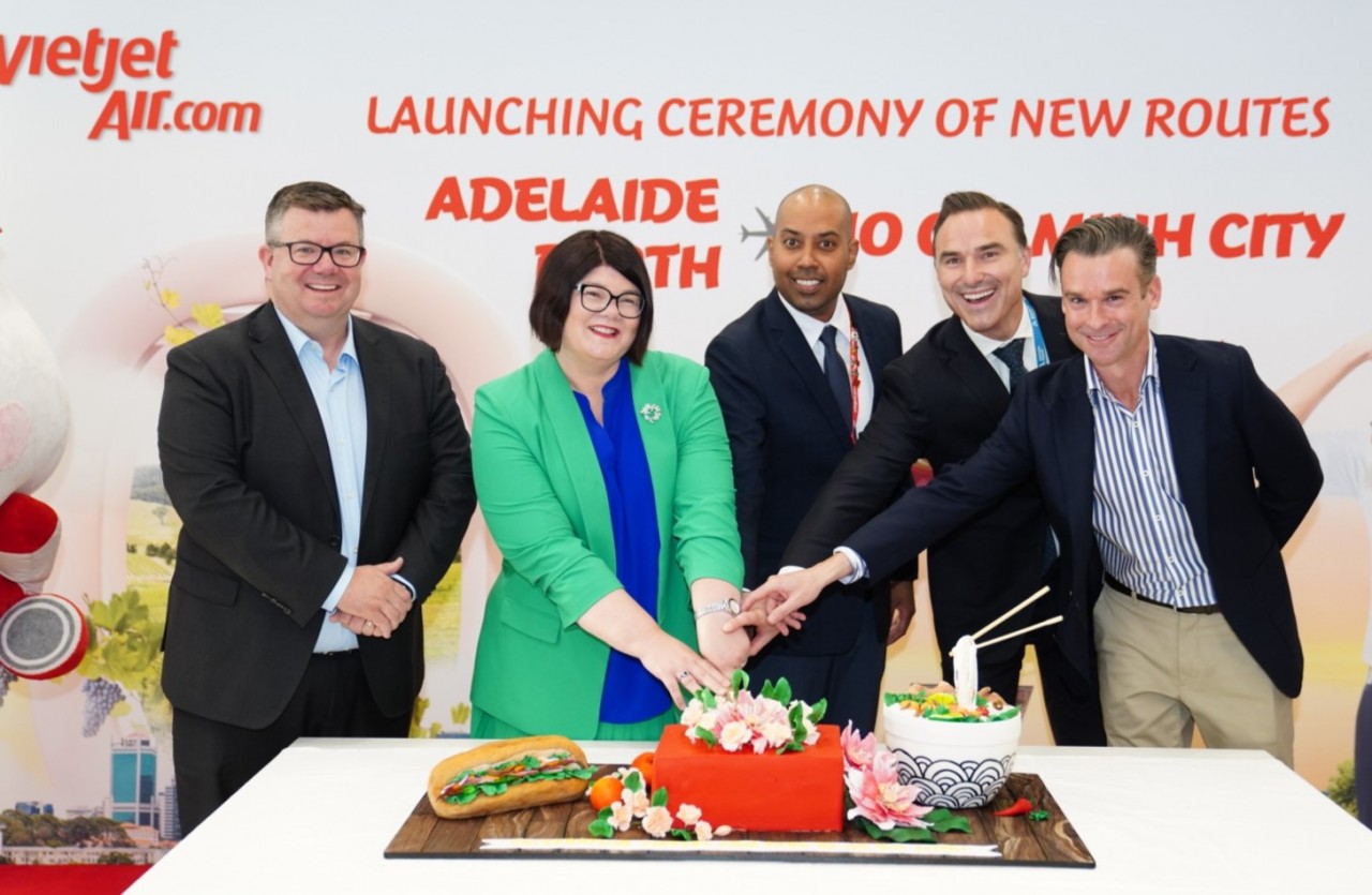 Bộ trưởng Du lịch bang Nam Australia - Zoe Bettison (áo xanh lá cây), đại diện Vietjet và sân bay Adelaide dự lễ khai trương, chúc mừng đường bay mới của Vietjet.