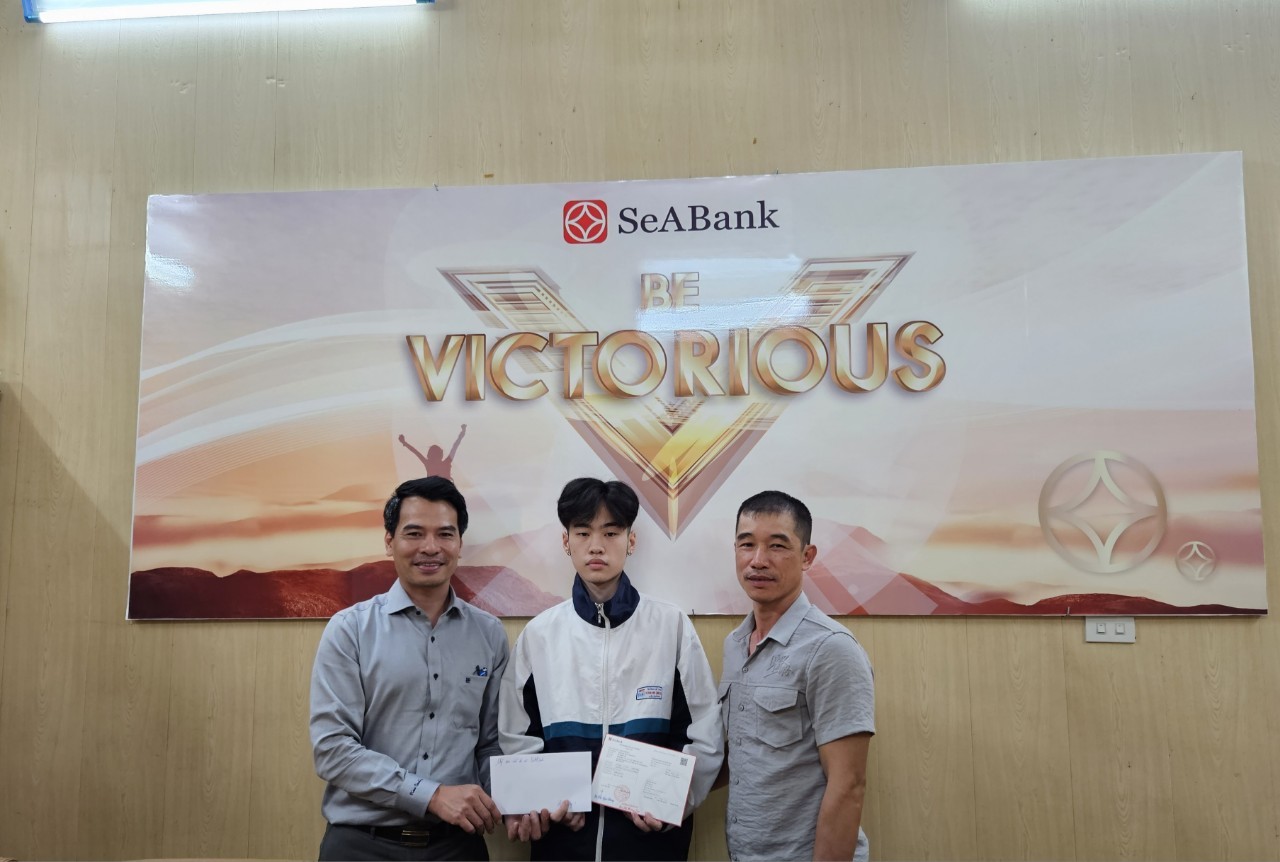 Em Nguyễn Trân Ngọc Vũ cùng bố vui mừng đón nhận Học bổng Khởi nghiệp (HBKN) do Quỹ Ươm mầm Ước mơ của Ngân hàng SeABank trao tặng.