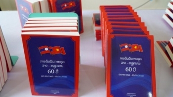 Tình hữu nghị Việt - Lào qua từng trang sách
