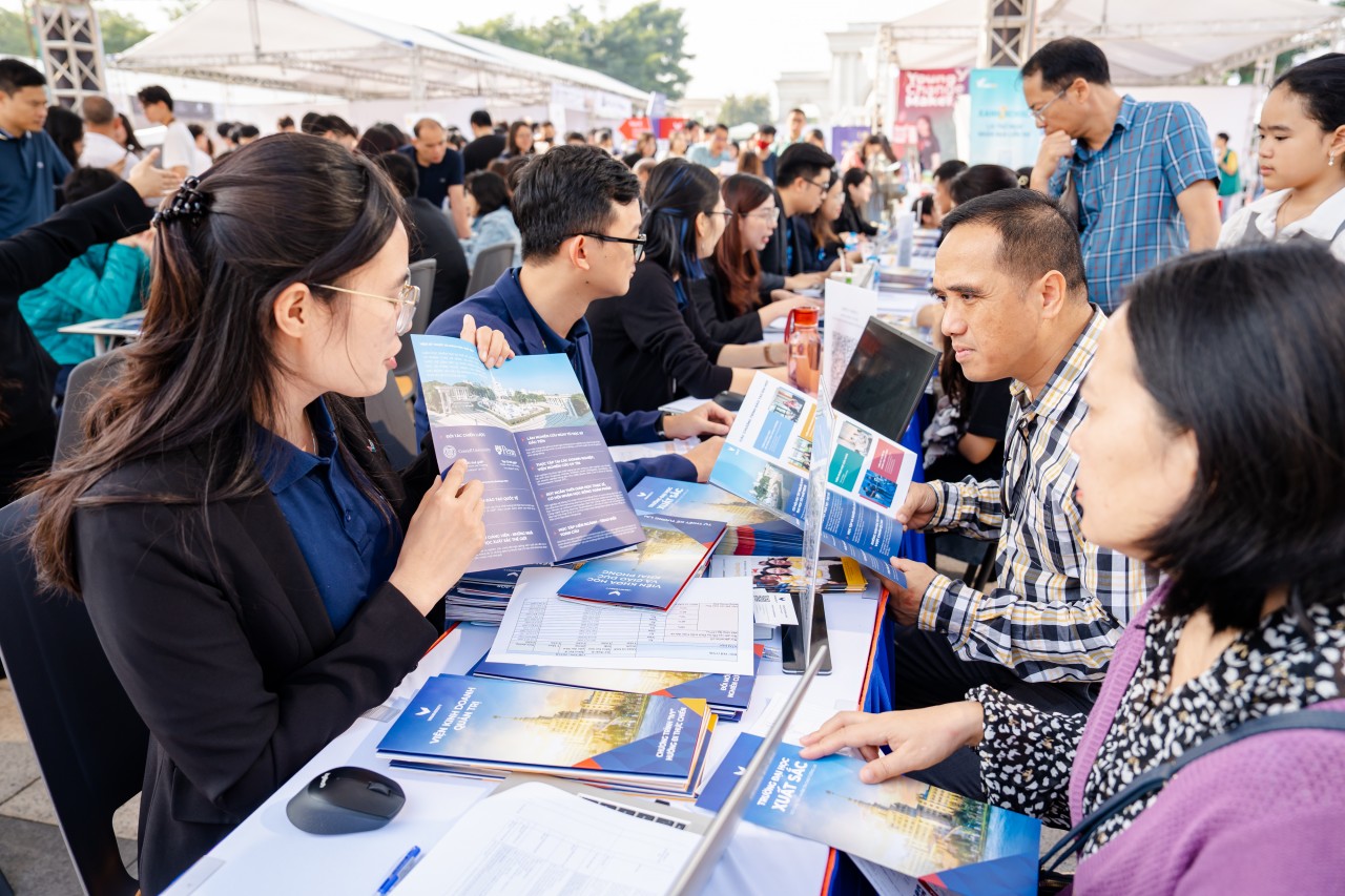 Các bàn tư vấn tuyển sinh 1:1 liên tục tiếp đón phụ huynh, học sinh và trực tiếp giải đáp mọi thắc mắc không giới hạn thời gian.