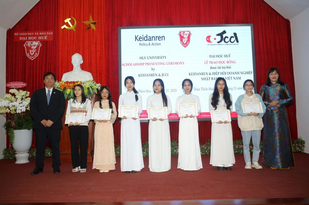 Sinh viên Đại học Huế nhận học bổng của Keidanren và JCCI. (Ảnh: Đại học Huế)