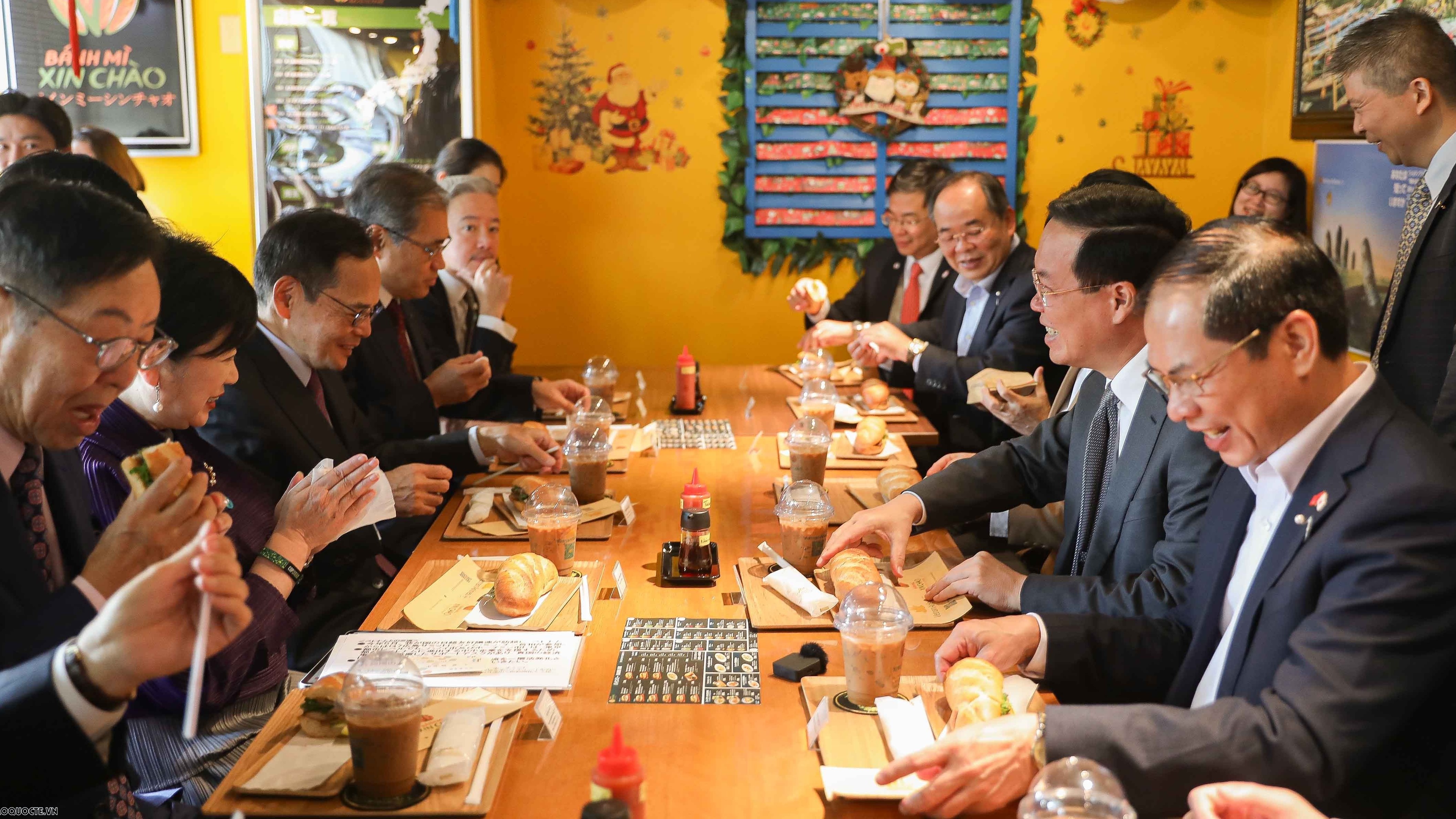 Chủ tịch nước Võ Văn Thưởng thưởng thức bánh mì Việt Nam trên đất Nhật