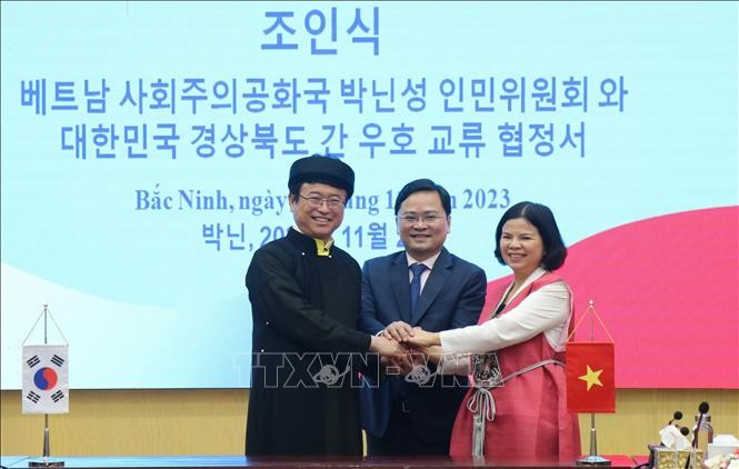 Ông Lee Cheol Woo, Tỉnh trưởng tỉnh Gyeongsangbuk và Chủ tịch UBND tỉnh Bắc Ninh Nguyễn Hương Giang ký kết biên bản ghi nhớ trước sự chứng kiến của lãnh đạo hai địa phương. Ảnh: 