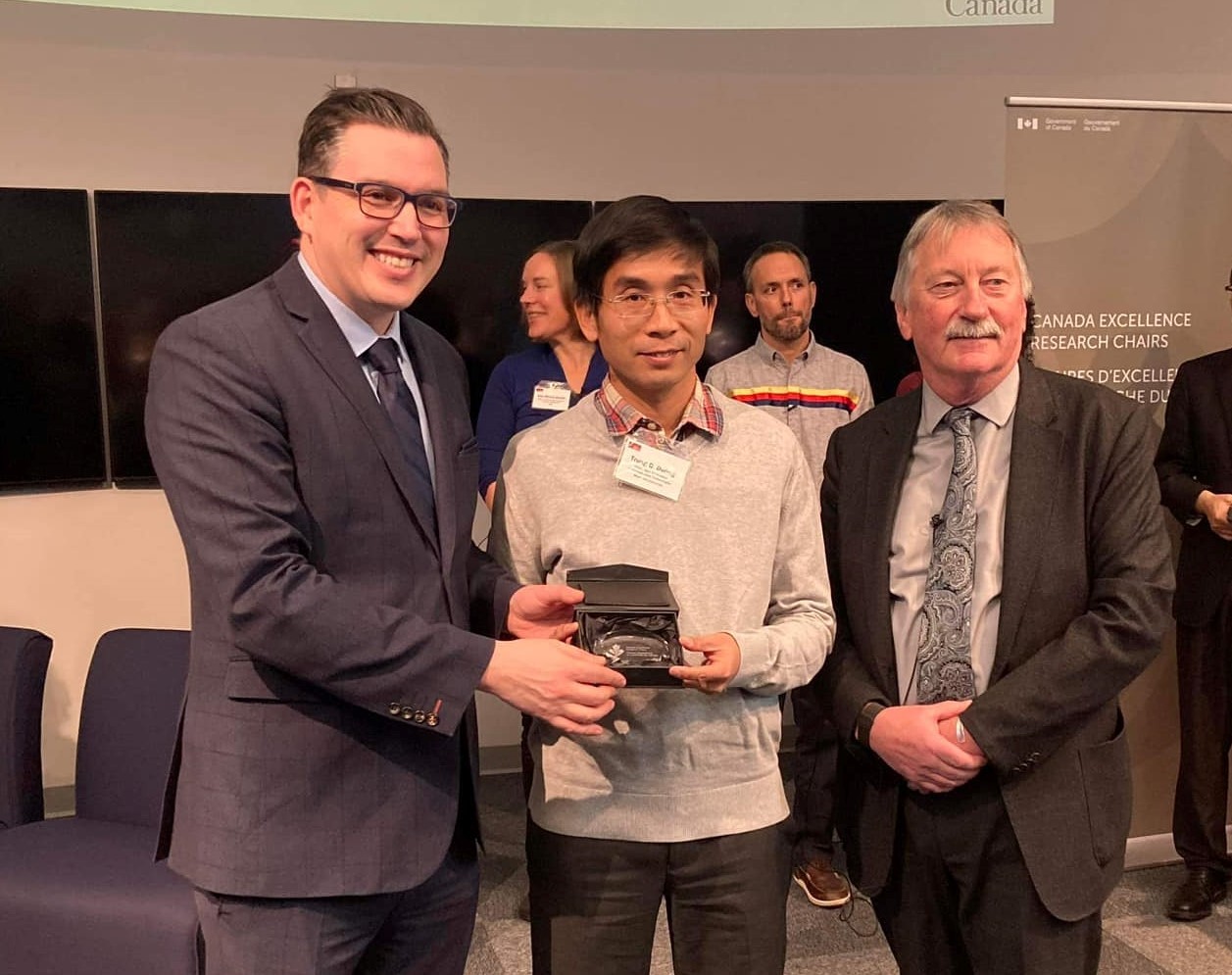 GS Dương Quang Trung (giữa) nhận giải Nghiên cứu xuất sắc của Canada