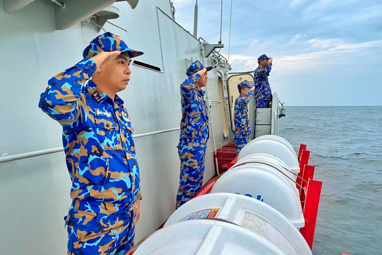 Sĩ quan Tàu 264 thực hiện thủ tục chào nhau trên biển giữa tàu hải quân các nước ASEAN.