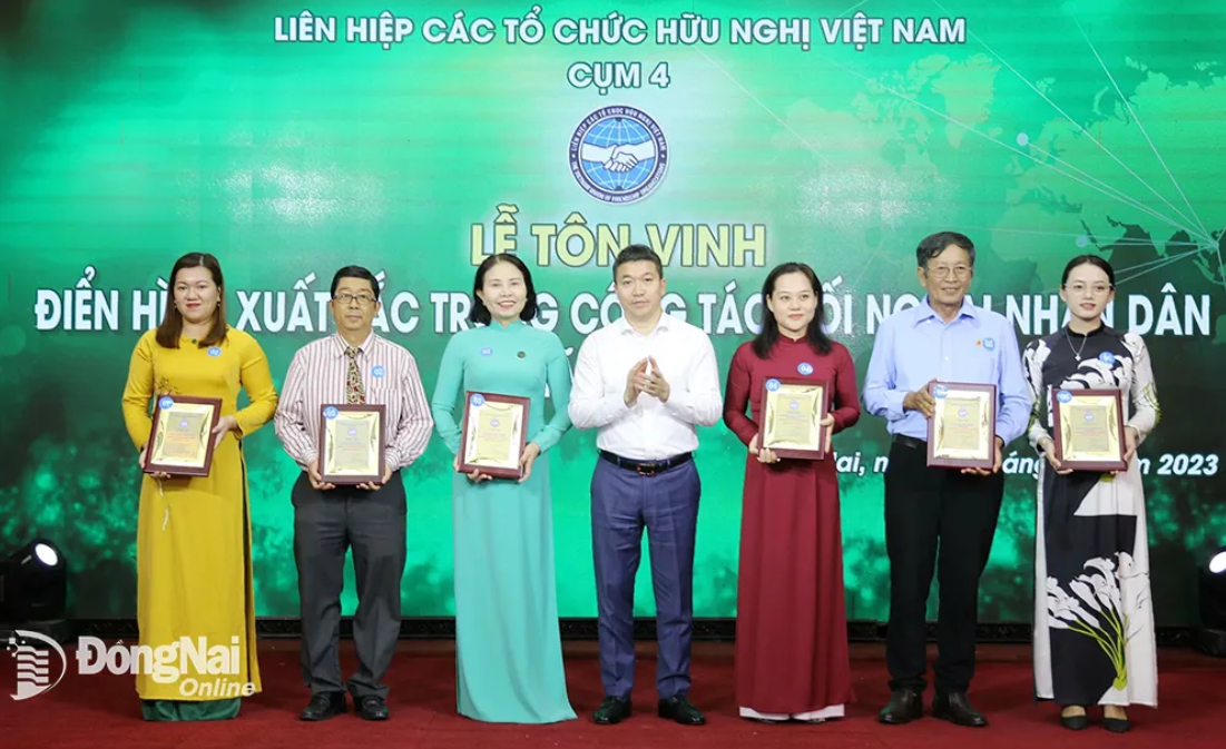 Chủ tịch Liên hiệp các tổ chức hữu nghị Việt Nam Phan Anh Sơn trao khen thưởng các cá nhân, tập thể của Cụm 4 vì đã có thành tích tiêu biểu trong hoạt động công tác đối ngoại nhân dân