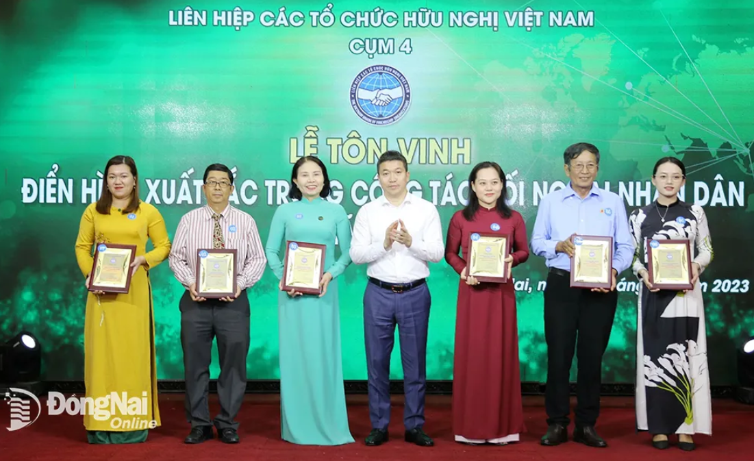 Cụm 4: Vinh danh 12 tập thể, cá nhân có nhiều thành tích trong công tác đối ngoại nhân dân