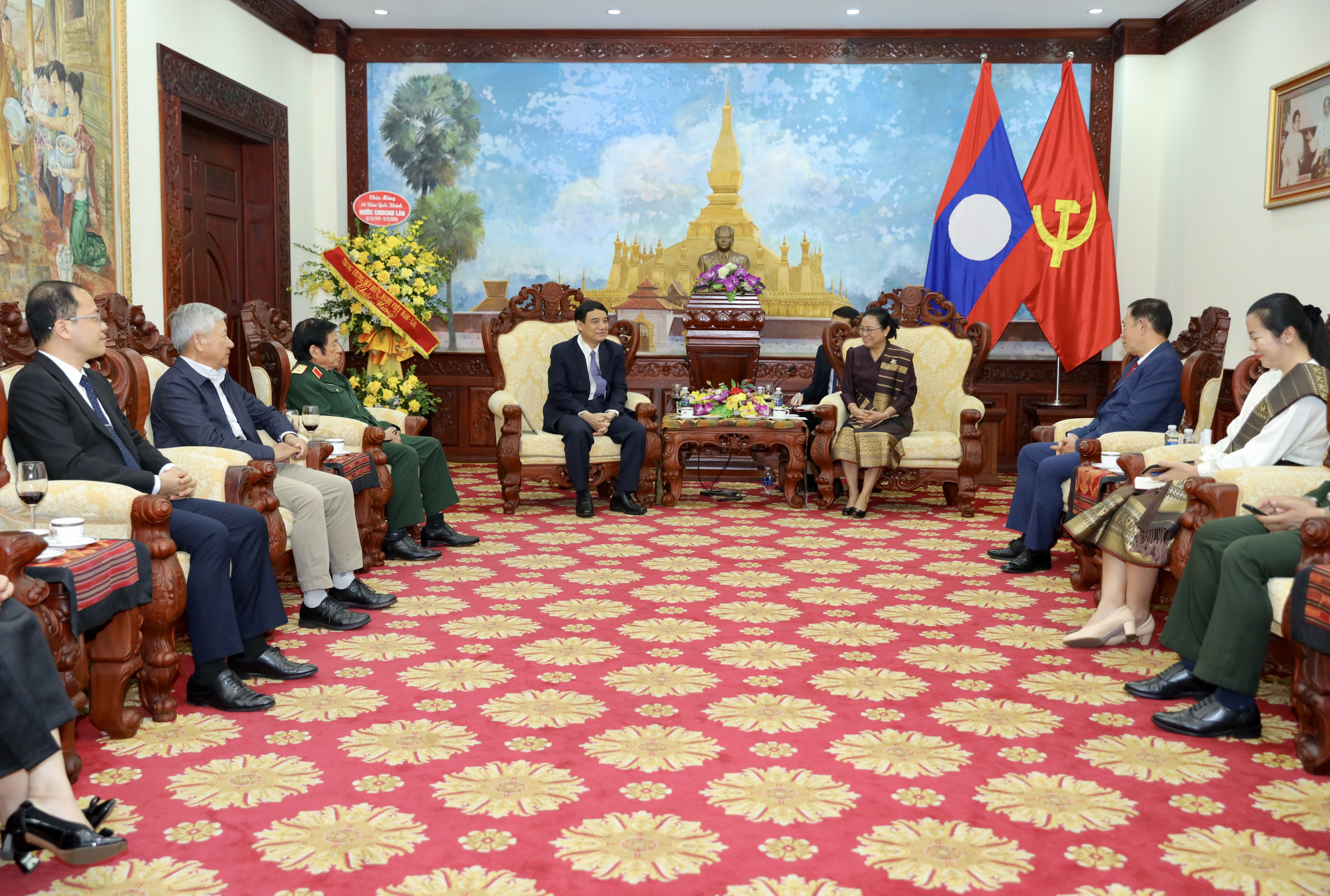 Ông Nguyễn Đắc Vinh trao đổi với Đại sứ Khamphao Eunthavanh