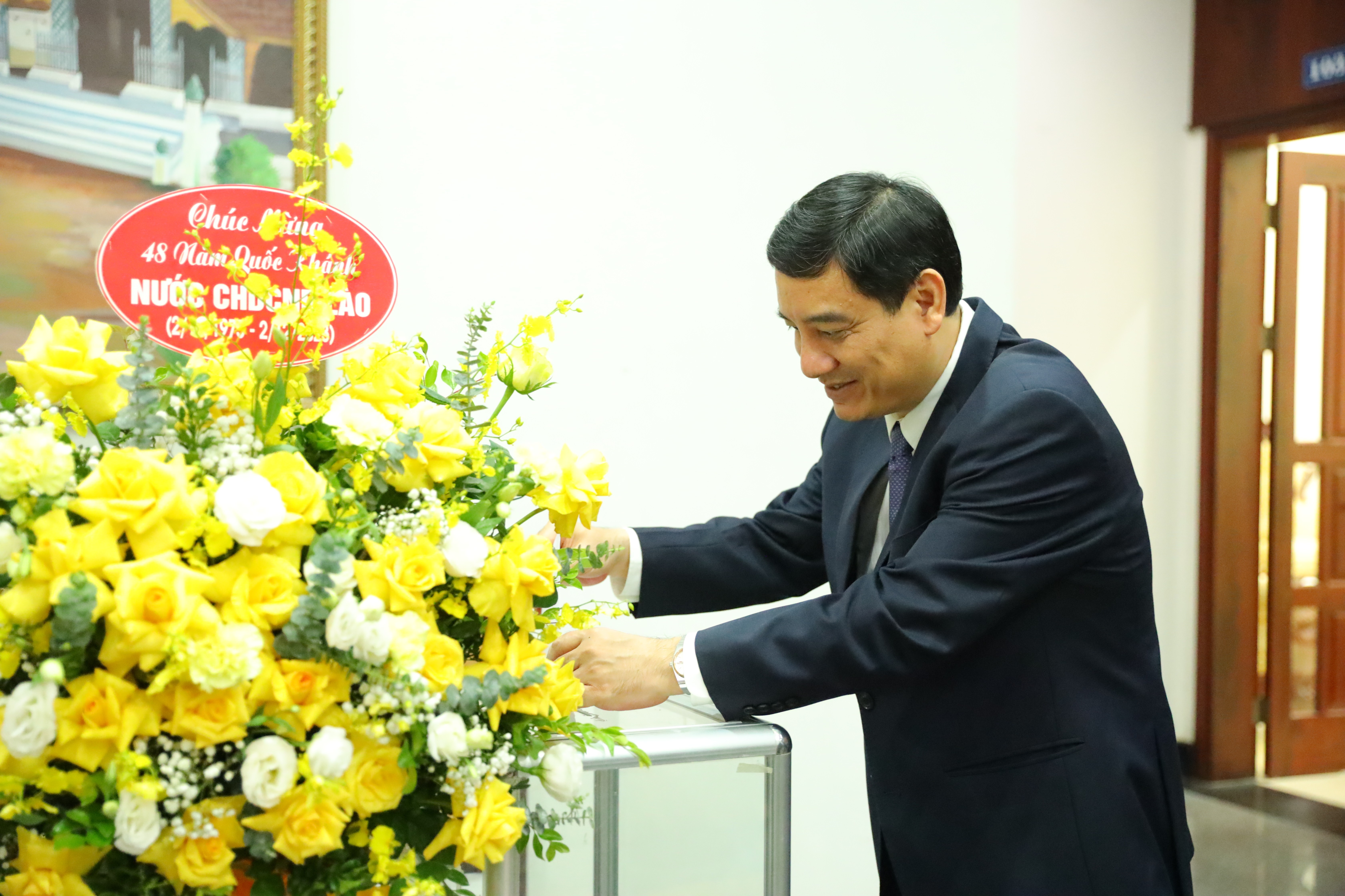 Chủ tịch Hội hữu nghị Việt Nam - Lào ủng hộ quỹ từ thiện của Đại sứ quán Lào tại Việt Nam