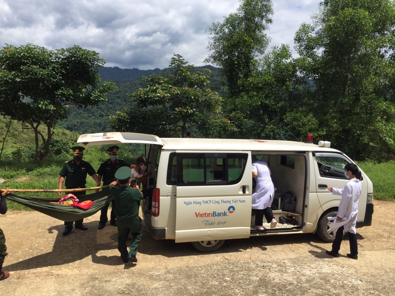 Lực lượng biên phòng đưa bệnh nhân đến cấp cứu tại Trung tâm Y tế huyện A Lưới
