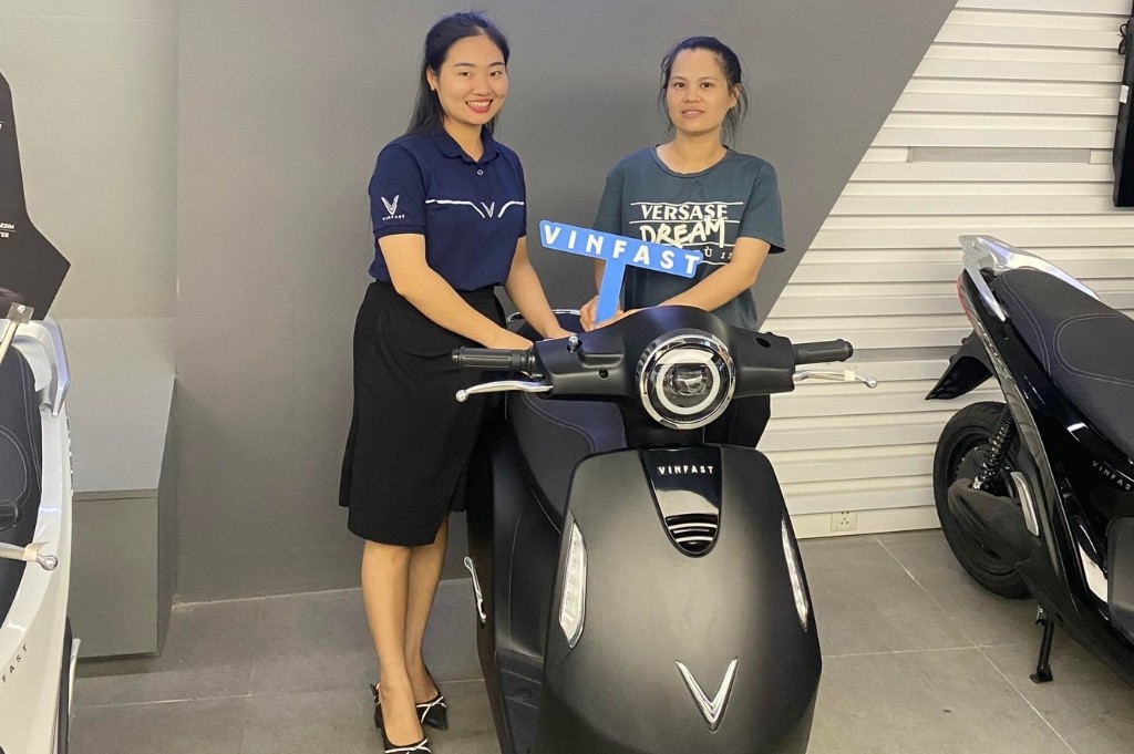 Cô giáo Nguyễn Thị Tuyết nhận xe Evo200 tại Showroom VinFast