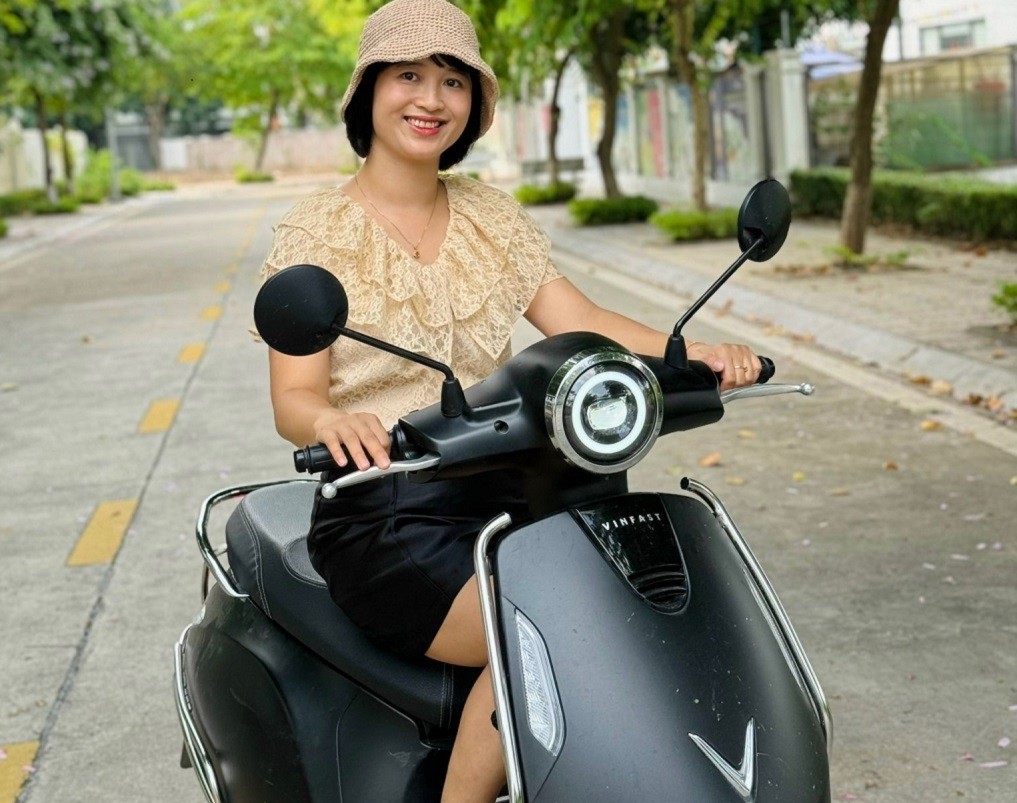 Cô giáo Kim Phụng lựa chọn xe máy điện VinFast vì việc bảo dưỡng nhàn và tiết kiệm hơn xe xăng