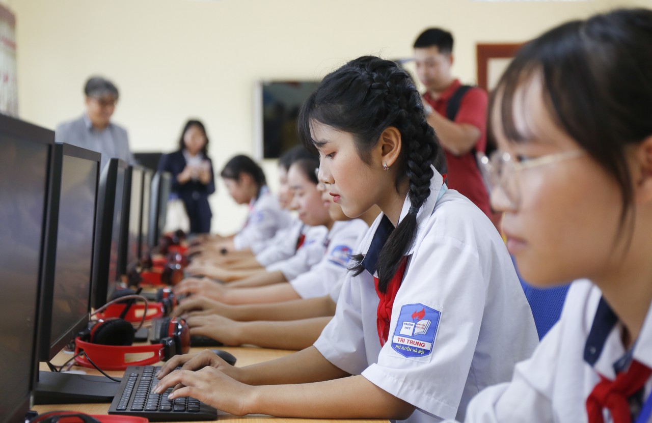 Học sinh trường THCS Tri Trung có cơ hội thực hành công nghệ thông tin.