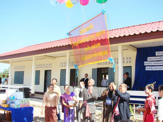 Lễ bàn giao Trường THCS Bản Xuông, quà tặng của chính quyền và nhân dân tỉnh Quảng Trị cho tỉnh Savanakhet