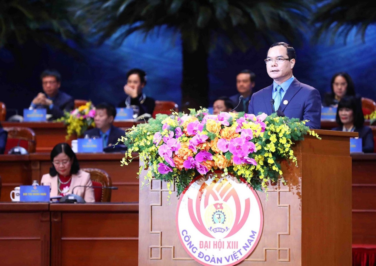 Chủ tịch Tổng Liên đoàn Lao động Việt Nam Nguyễn Đình Khang trình bày báo cáo tại đại hội.