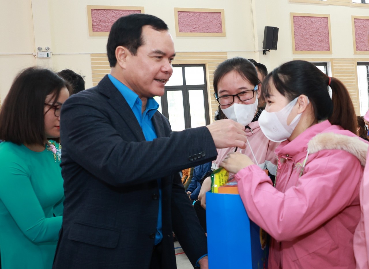 Tổng LĐLĐ Việt Nam tặng quà tết 2023 tới công nhân lao động