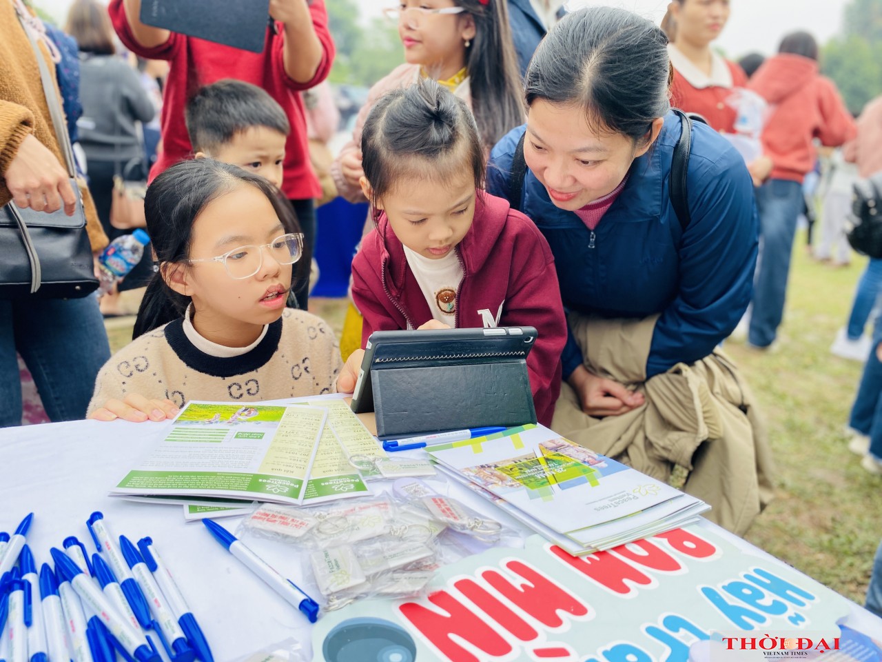 Chị Lưu Thanh Hồng (Chí Linh, Hải Dương) cùng con gái 10 tuổi đến tham gia chương trình với mong muốn cùng con tìm hiểu về những nét văn hóa đặc sắc của Việt Nam và Hoa Kỳ. Điều khiến chị ấn tượng là chương trình có nhiều hoạt động, trò chơi, đố vui hấp d