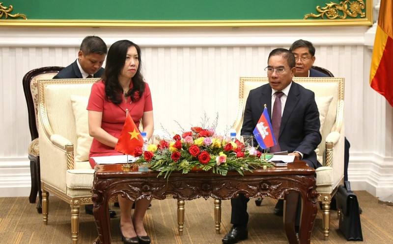 Thứ trưởng Lê Thị Thu Hằng làm việc với ngài Kiet Channarith, Quốc vụ khanh Bộ Nội vụ Campuchia