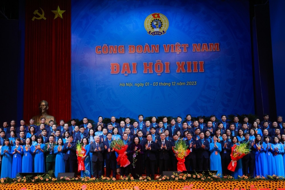 Ban Chấp hành Tổng LĐLĐ Việt Nam khoá XIII ra mắt đạt hội.