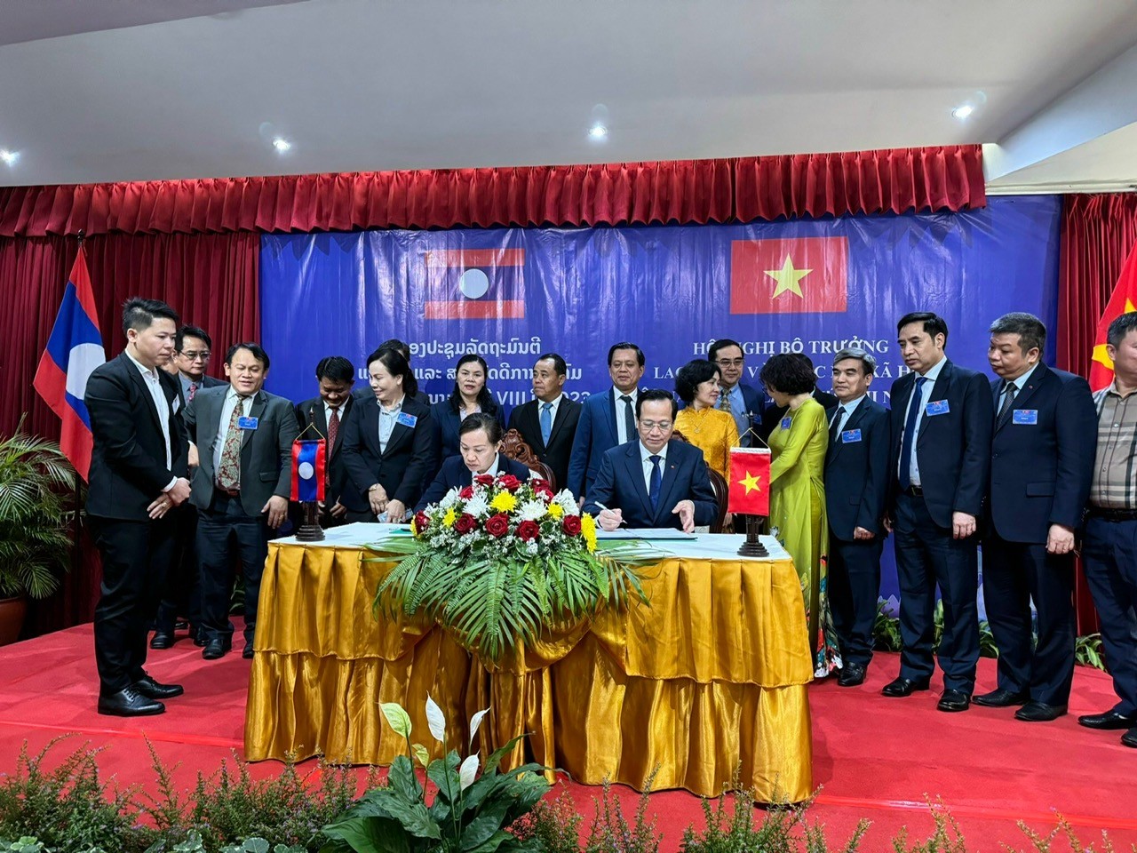 Bộ trưởng Bay Kham Khat Thi Nha và Bộ trưởng Đào Ngọc Dung ký kết hợp tác giữa hai Bộ giai đoạn 2023-2025.
