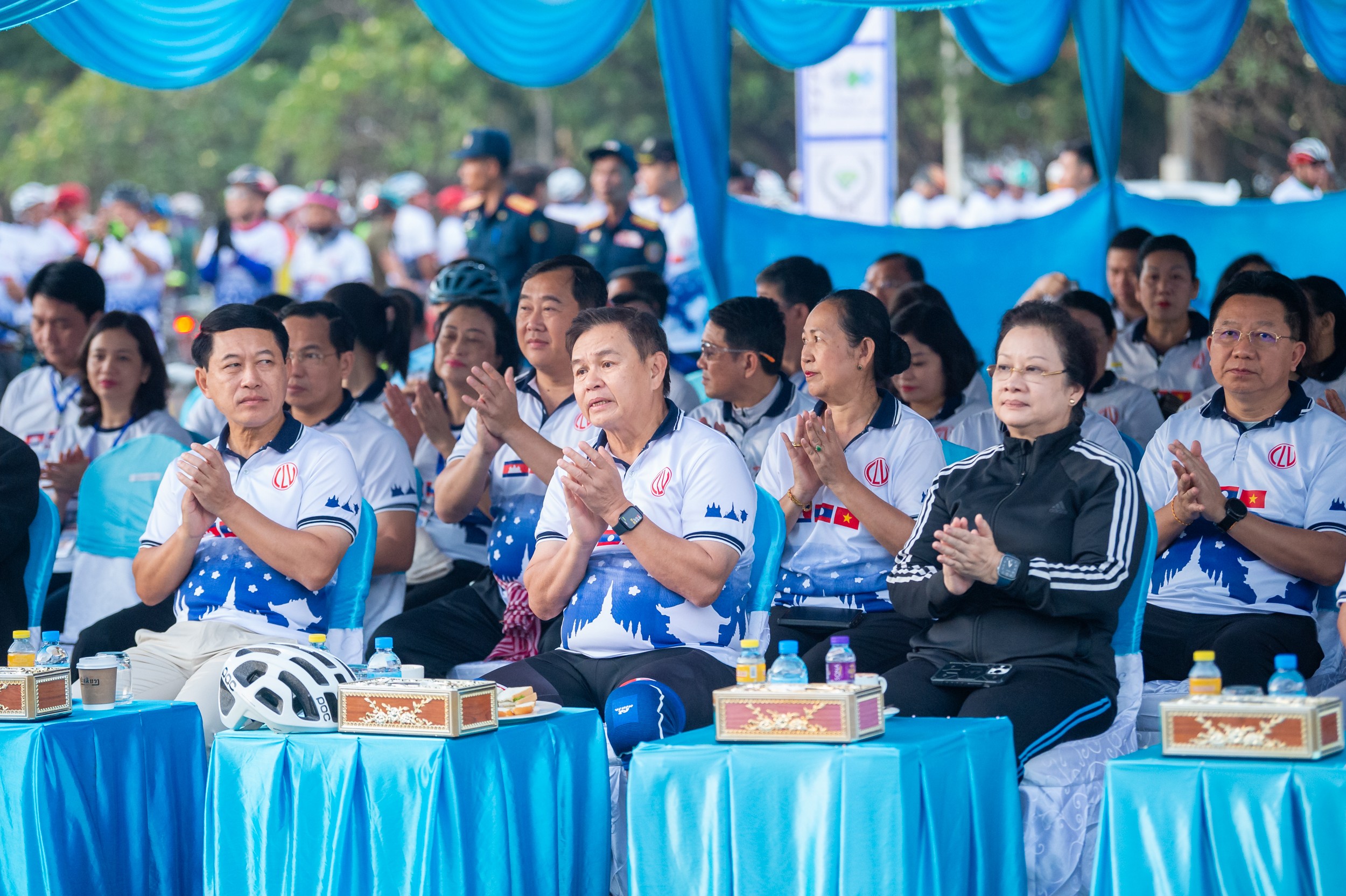 Các đại biểu tại Giải đua xe đạp hữu nghị ba nước Campuchia - Lào - Việt Nam. (Ảnh: Quochoi.vn)