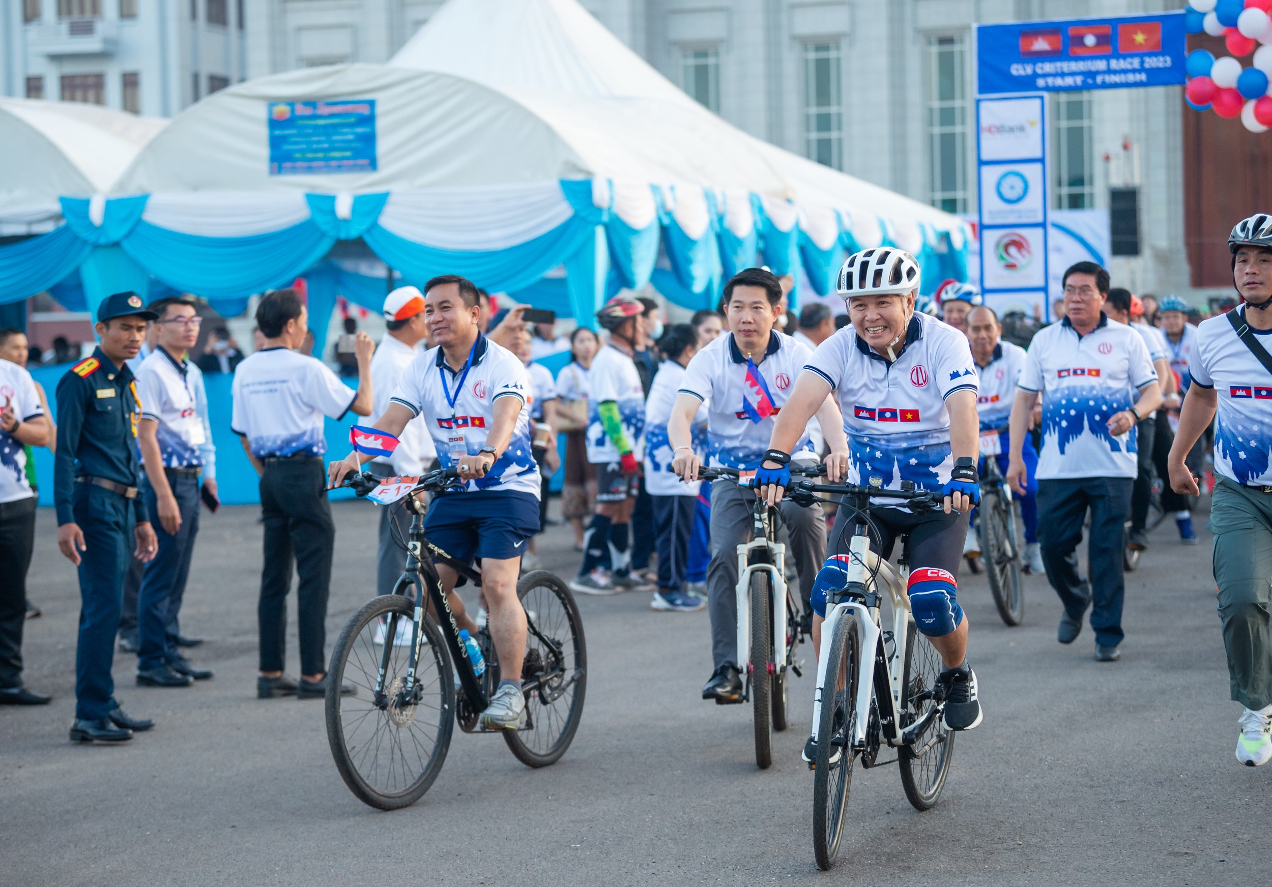 Trước khi các vận động viên bước vào giải đua, Chủ tịch Quốc hội nước CHDCND Lào Xaysomphone Phomvihane, Chủ nhiệm Ủy ban Đối ngoại của Quốc hội Việt Nam Vũ Hải Hà cùng lãnh đạo một số ủy ban quốc hội Campuchia đã đạp xe diễu hành trên đường đua để cổ vũ tinh thần các vận động viên. (Ảnh: Quochoi.vn)