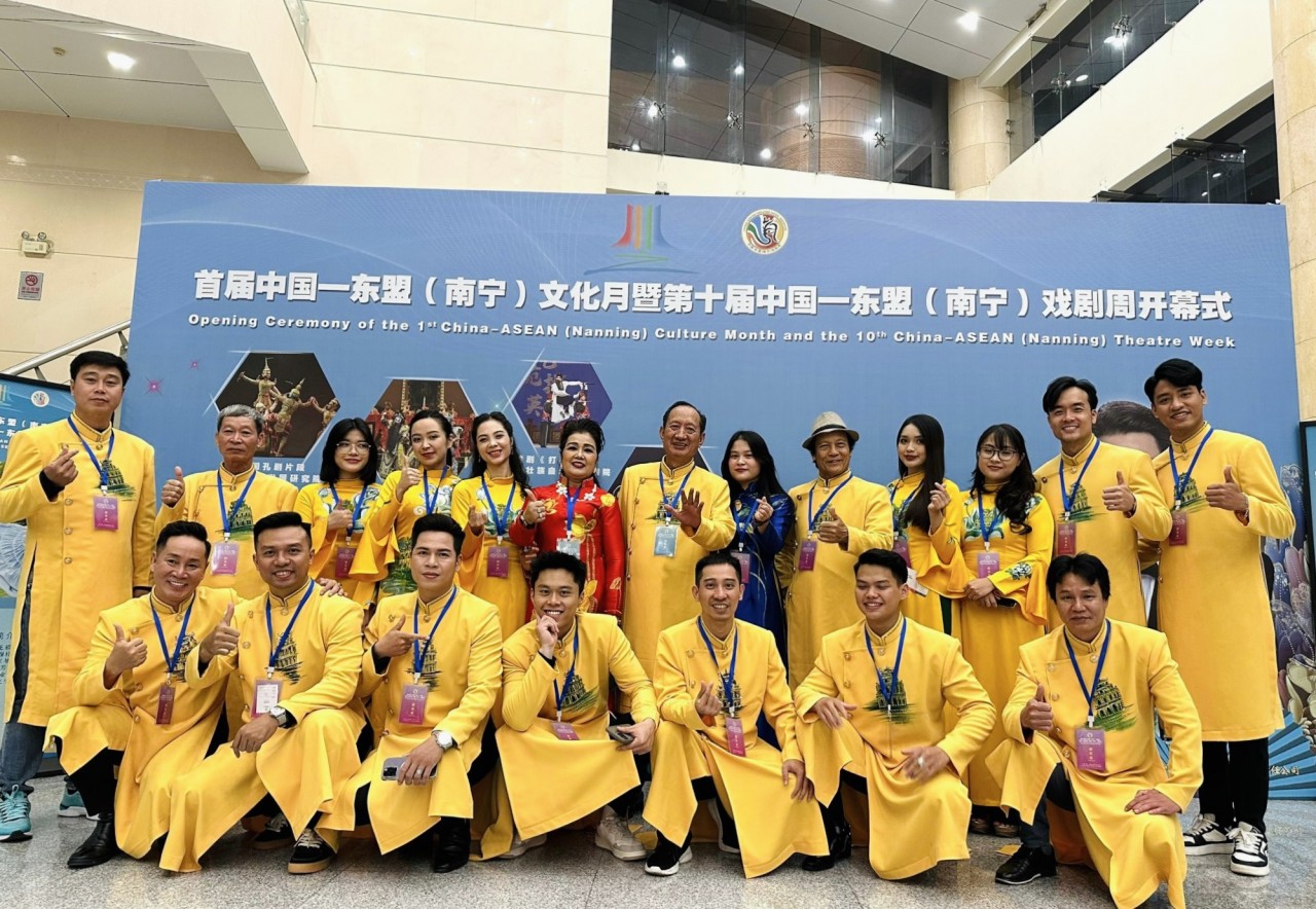NSND Lệ Ngọc (áo đỏ) chụp ảnh cùng đoàn nghệ sỹ tại Lễ khai mạc Tuần lễ sân khấu Trung Quốc – ASEAN. (Ảnh: Mai Thuỳ)