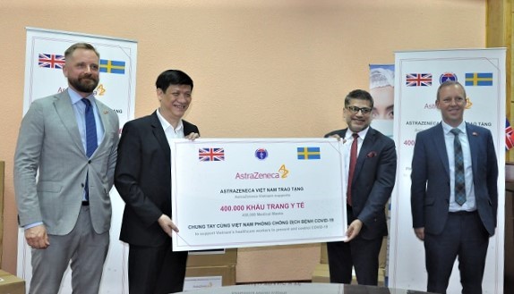 Công ty TNHH AstraZeneca Việt Nam trao tặng khẩu trang cho Bộ Y tế